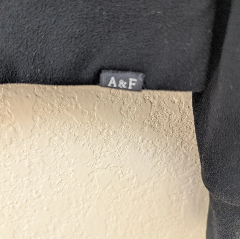 Abercrombie Kids Girls Long Sleeve Black Quarter Zip Crop Top. Size 11/12